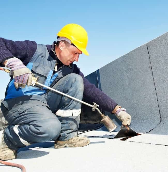 הלחמת יריעות ביטומניות ברולקה – איטום גג בטון