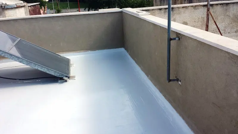 איטום גג בהתזה בפוליאוריטן גמיש – ממברנה לבנה ללא תפרים